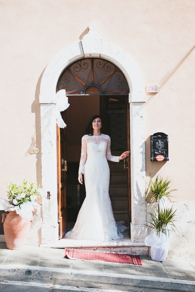 fotografia sposa esce di casa