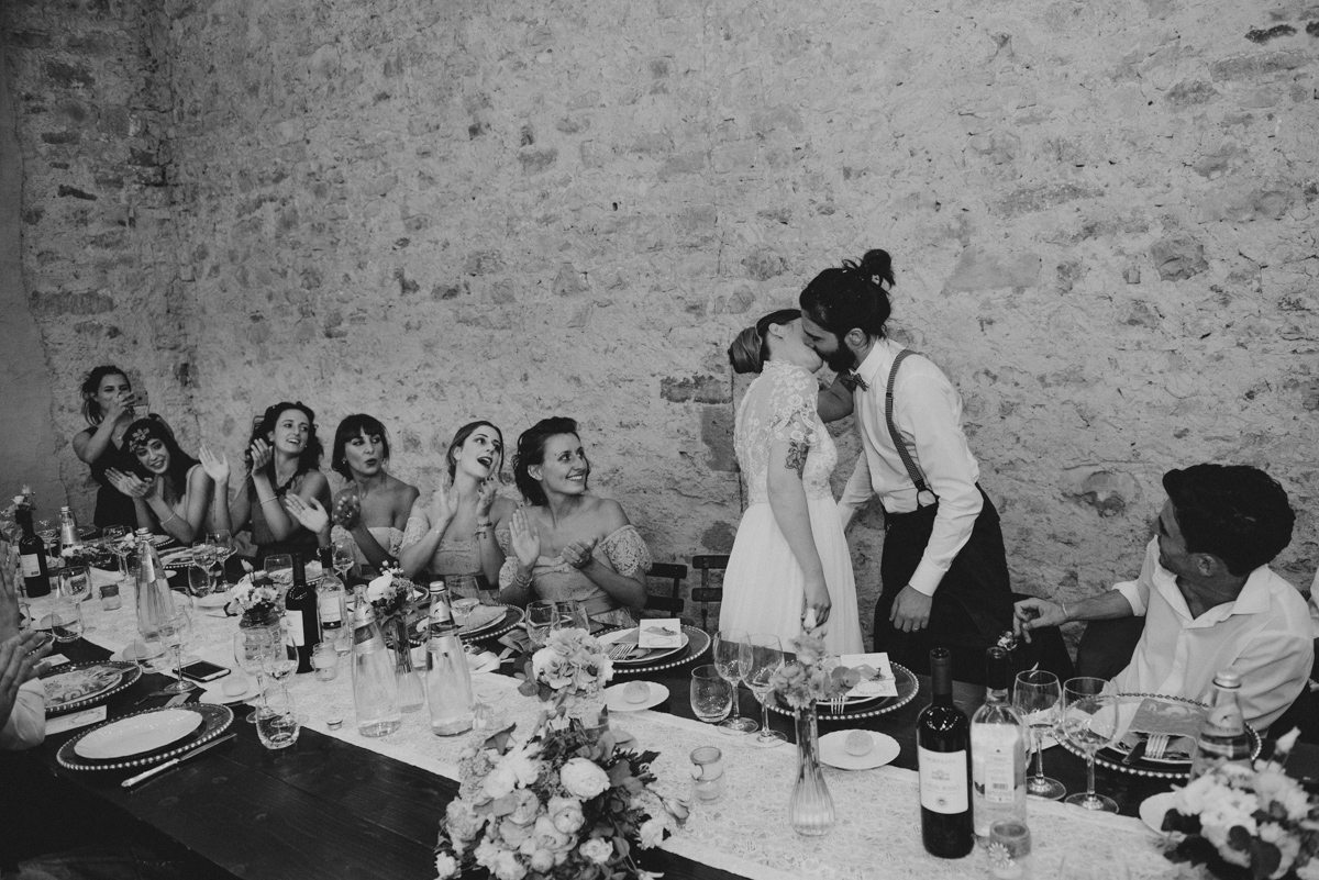 fotografo matrimonio cortona sposi bacio