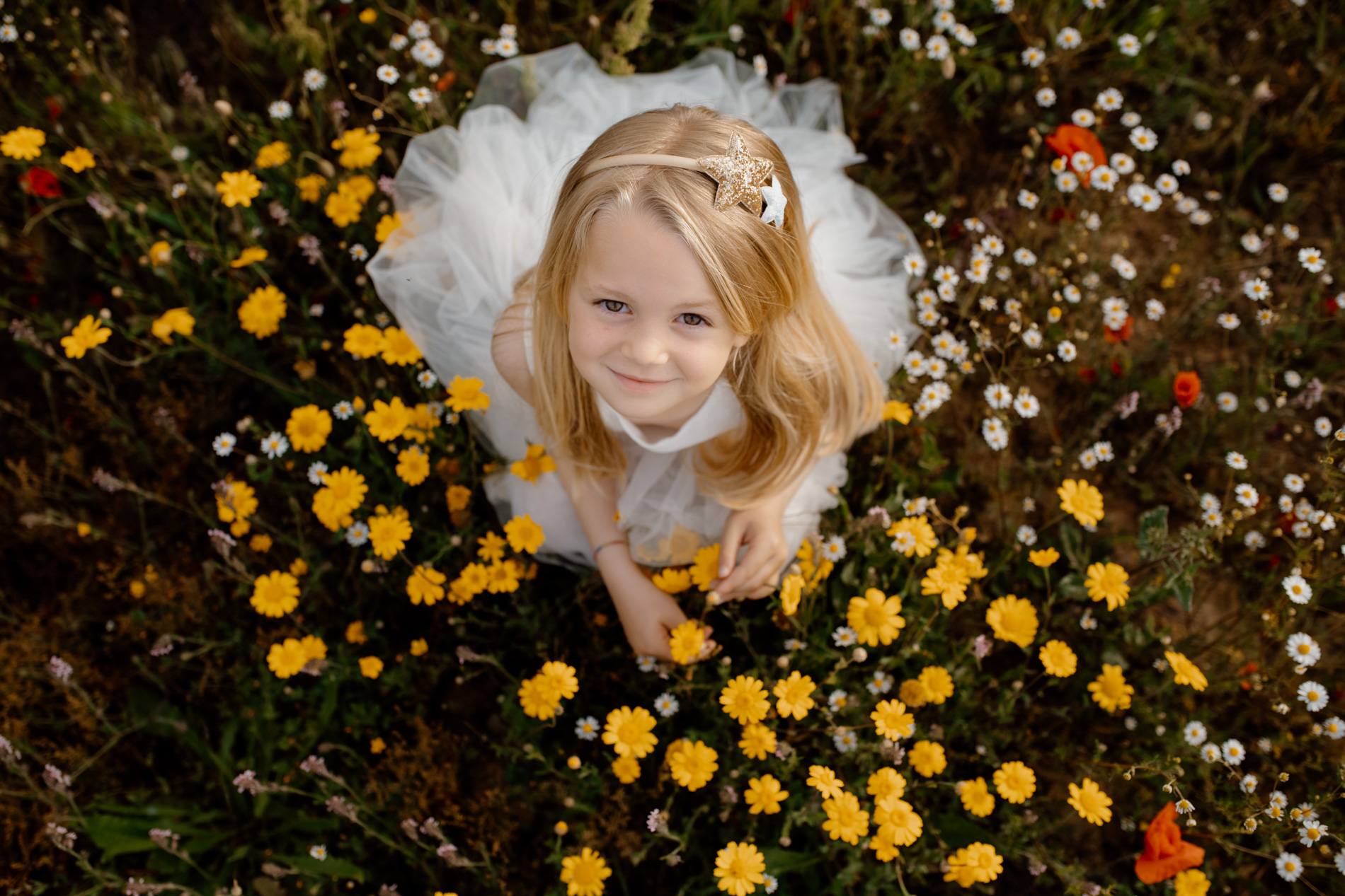 bambina in mezzo ai fiori in primavera